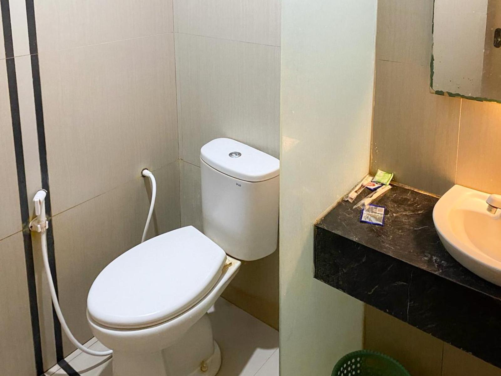 Reddoorz Near Pantai Idola Banyutowo Hotel D'Llala Pati Exterior photo