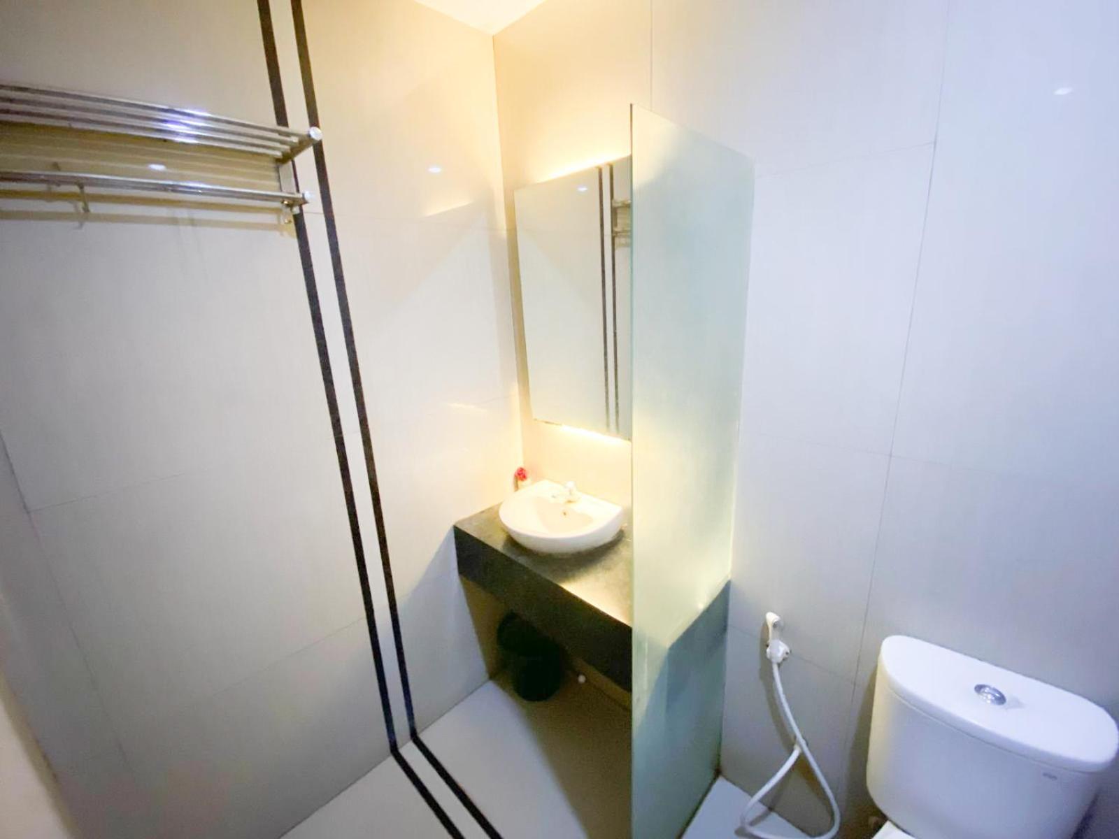 Reddoorz Near Pantai Idola Banyutowo Hotel D'Llala Pati Exterior photo
