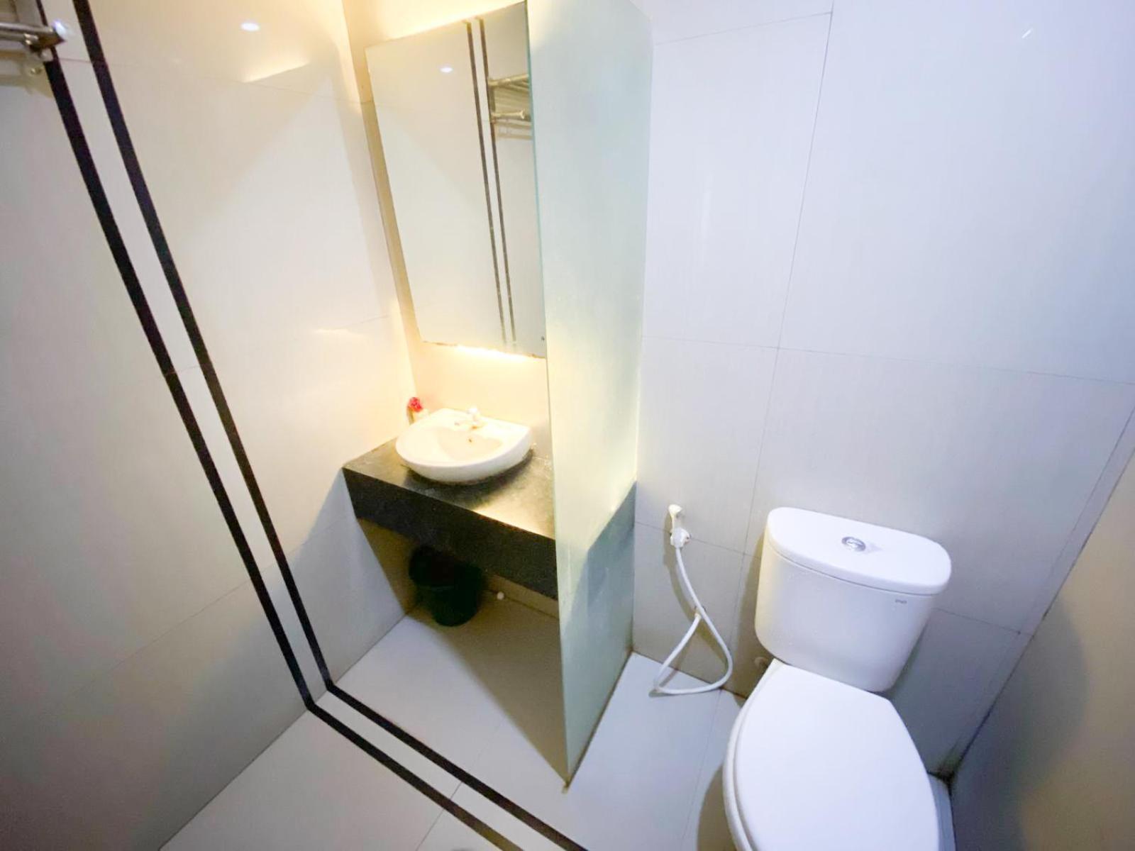 Reddoorz Near Pantai Idola Banyutowo Hotel D'Llala Pati Exterior photo